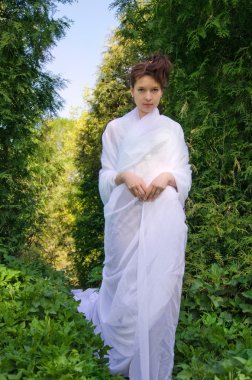 Güzel oryantal kadın bahçede yürür