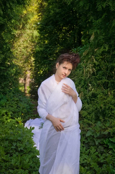 Krásná orientální žena chodí v zahradě — Stock fotografie