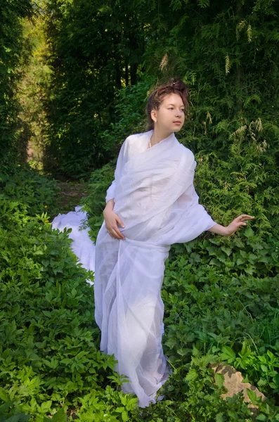 Hermosa mujer oriental camina en jardín —  Fotos de Stock
