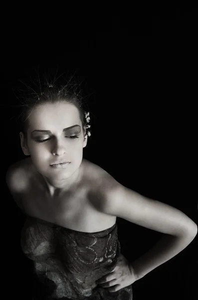 黒い背景に若い女性の肖像画 — ストック写真