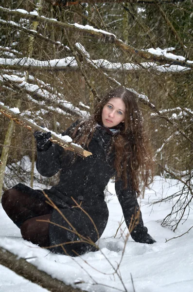 어린 소녀는 겨울 숲에서 길을 잃 었 — 스톡 사진