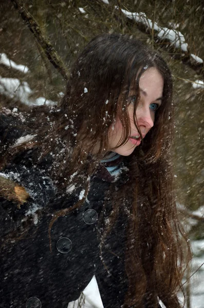 Ung flicka förlorade i en vinter skog — Stockfoto