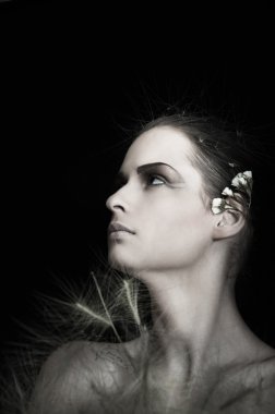 parlak makyaj ve karanlık olan kadın