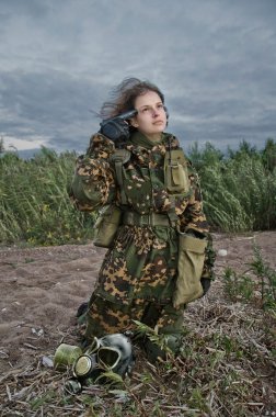 Askeri üniformalı genç kadın.