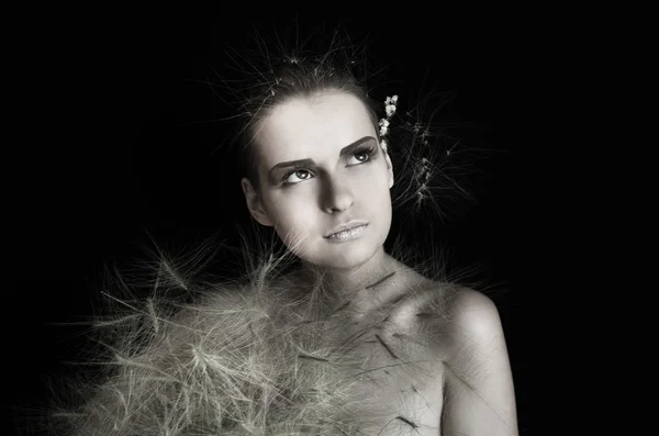 Retrato de una joven con un ramo sobre un fondo negro —  Fotos de Stock