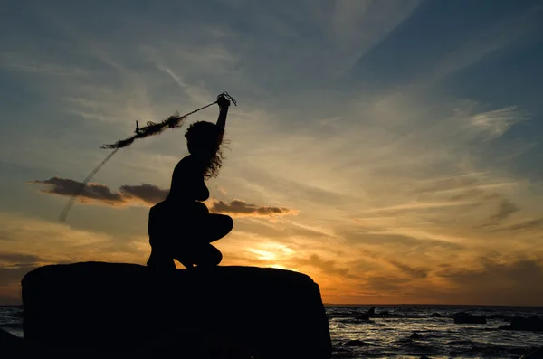 Mulher e mar, pegando o sol — Fotografia de Stock