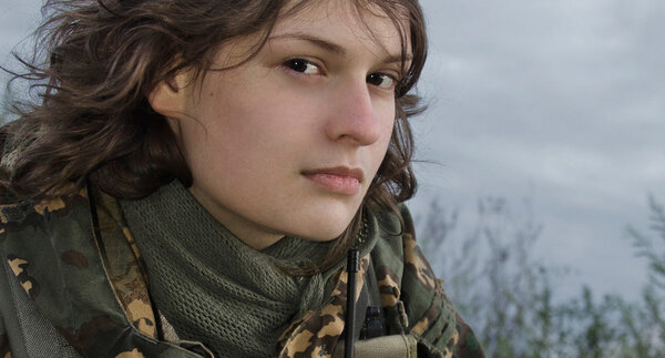 Молодая женщина в военной форме