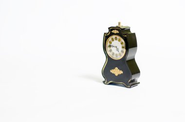 Beyaz bir arka plan üzerinde siyah antika saat