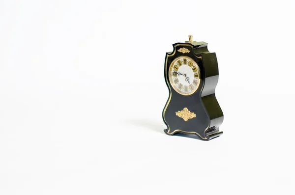 Beyaz bir arka plan üzerinde siyah antika saat