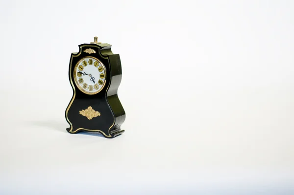 Beyaz bir arka plan üzerinde siyah antika saat