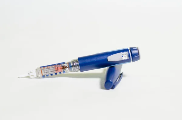 İnsülin Kalem dağıtıcı beyaz bir arka plan üzerinde