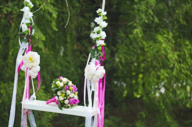 yeşil bir arka plan üzerinde bir buket ile gelin salıncak