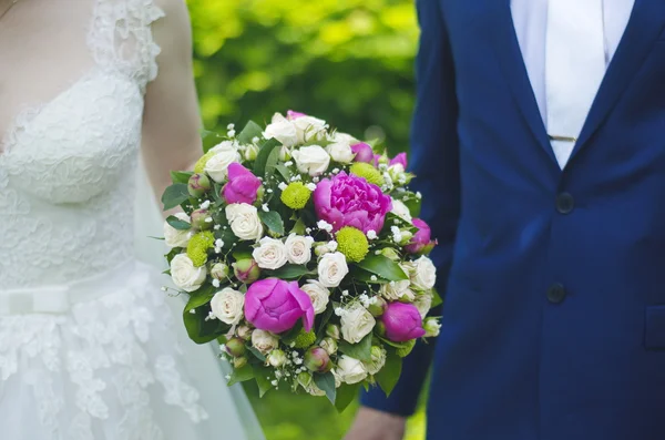 对绿色粉红色婚纱的新娘花束 — 图库照片