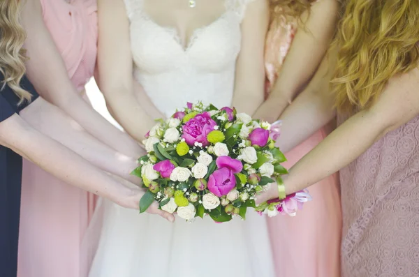 Buquê de casamento nas mãos da noiva e damas de honra — Fotografia de Stock