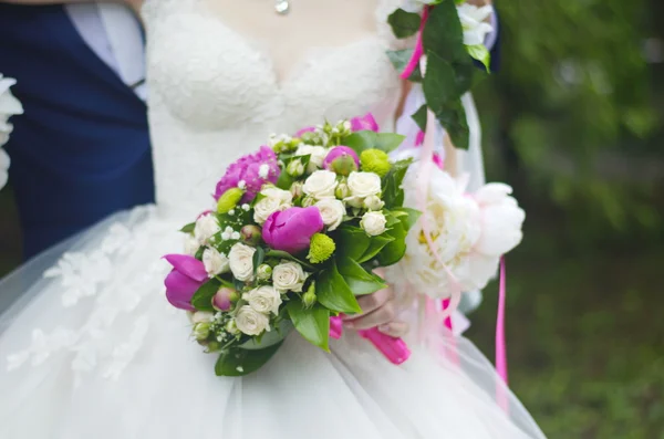 白玫瑰粉红色背景白色婚礼上的新娘捧花 — 图库照片