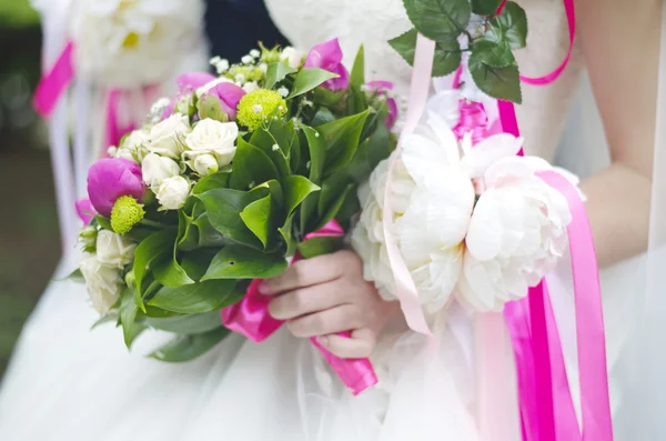 Ramo nupcial de rosas blancas sobre un fondo rosa boda blanca Fotos De Stock