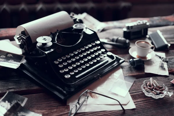 Oldtimer-Schreibmaschine auf einem Tisch — Stockfoto