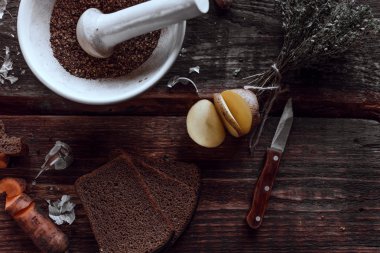 Koyu ahşap bir masa üzerinde baharatlı yemekleri