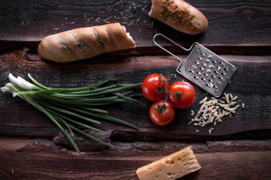 Sağlıklı kahvaltı sebze, ekmek, taze soğan ve diğer malzeme içeren.