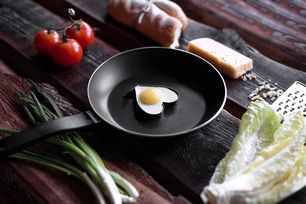 Desayuno saludable con huevos, verduras y pan . —  Fotos de Stock