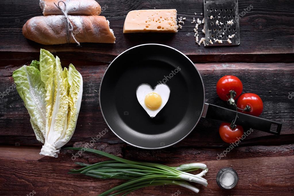 Healthy breakfast with eggs, vegetables and bread. — Stock Photo