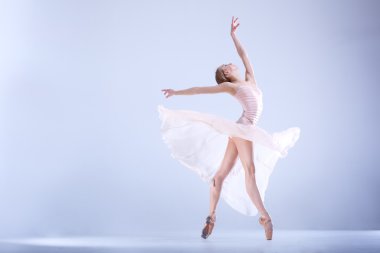 Modern balerin stüdyoda dans