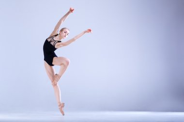 Modern balerin stüdyoda dans