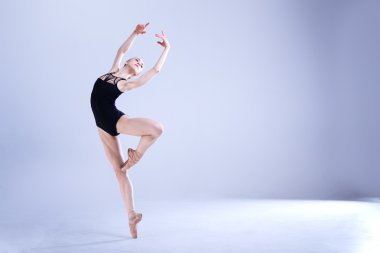 Modern balerin stüdyoda dans