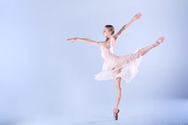 Bailarina moderna bailando en el estudio —  Fotos de Stock