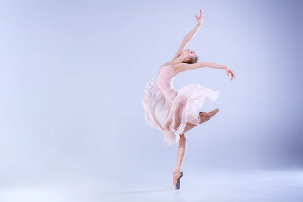 Современная балерина танцует в студии — стоковое фото