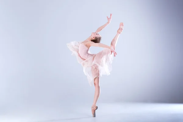 Moderne Ballerina tanzt im Studio — Stockfoto