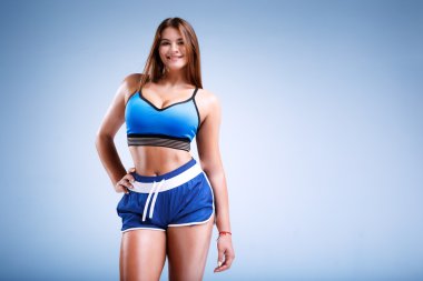 Artı boyutu kadın modeli bir stüdyoda