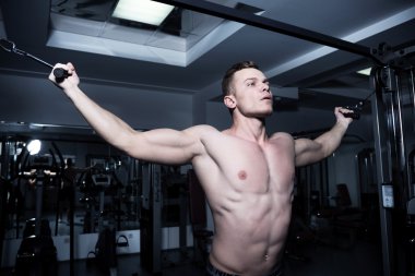 Atletik görünümlü bir adam