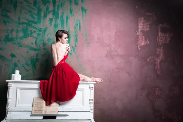 Kırmızı elbiseli kız