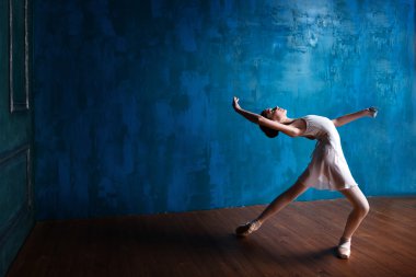 Stüdyoda genç balerin