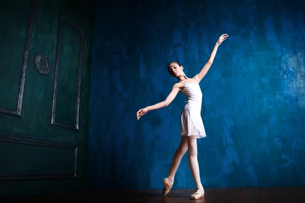 Mladá baletka v ateliéru — Stock fotografie