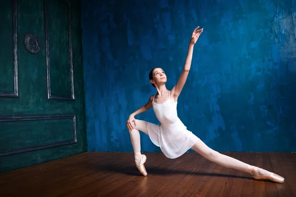 Mladá baletka v ateliéru — Stock fotografie