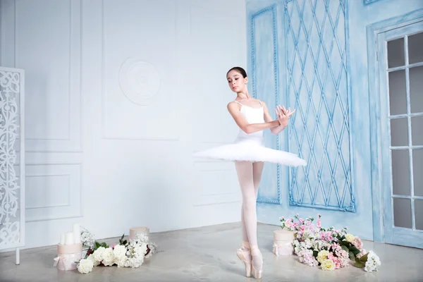 Fiatal balerina a stúdióban — Stock Fotó