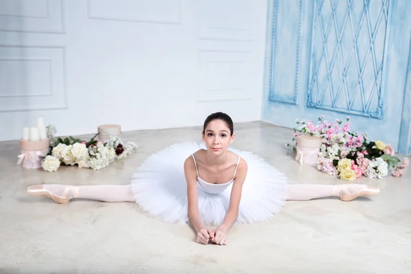 Молодая балерина в студии — стоковое фото