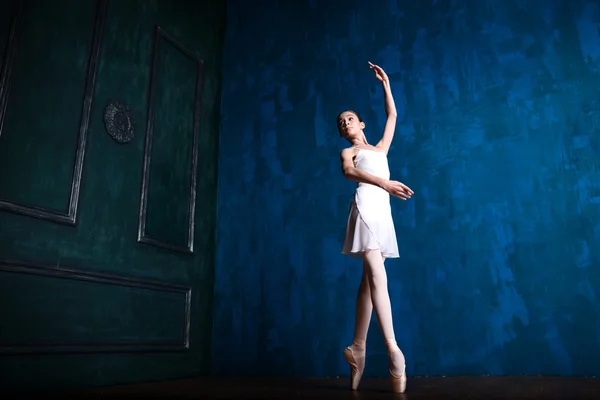 Joven bailarina en el estudio —  Fotos de Stock