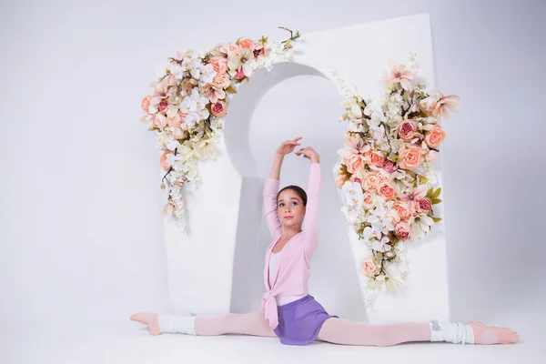 Joven bailarina en el estudio —  Fotos de Stock