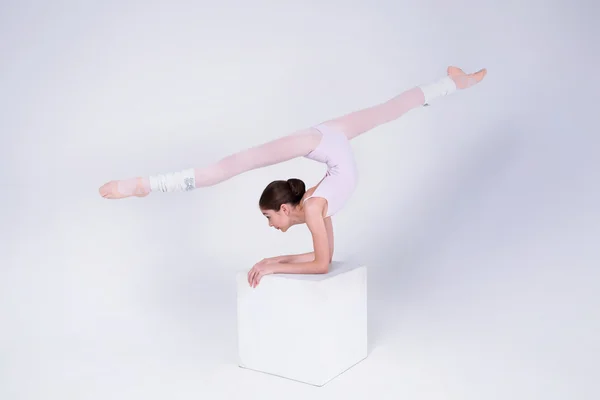 Jeune ballerine en studio — Photo