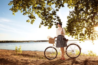 Sahilde bir döngü ile genç kız