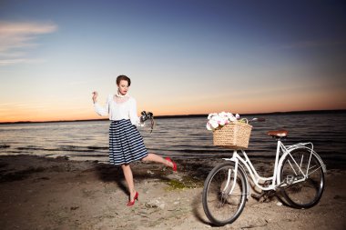 Sahilde bir döngü ile genç kız