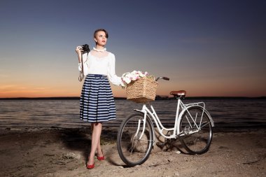 Sahilde bir döngü ile genç kız