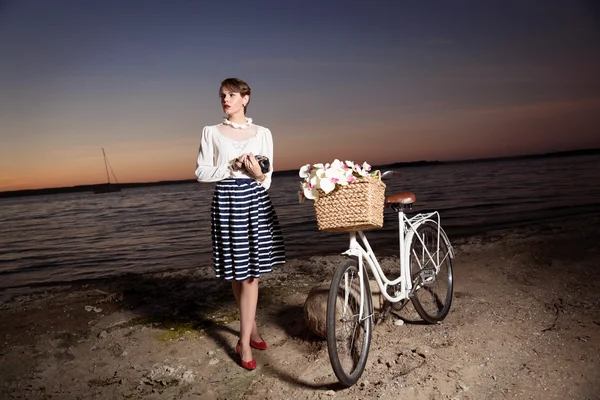 Mladá dívka s cyklem na moře — Stock fotografie