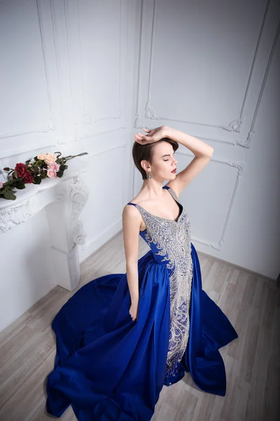 In een blauwe jurk — Stockfoto