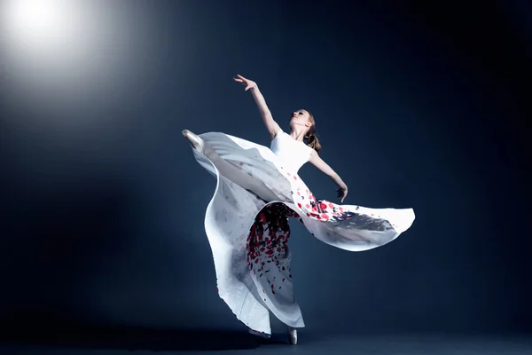 Jeune ballerine avec un corps parfait danse dans le photostudio dans différentes robes — Photo