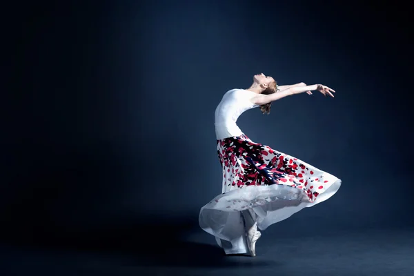 Joven bailarina con un cuerpo perfecto está bailando en el fotoestudio en diferentes vestidos —  Fotos de Stock