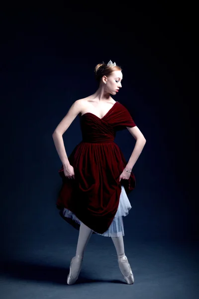 Joven bailarina con un cuerpo perfecto está bailando en el fotoestudio en diferentes vestidos — Foto de Stock